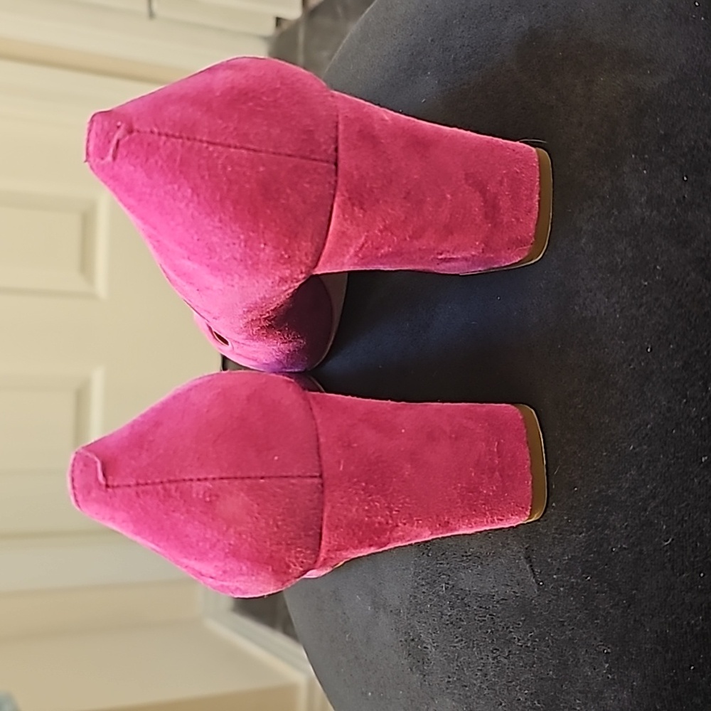 Marc Fisher pink suede size 7